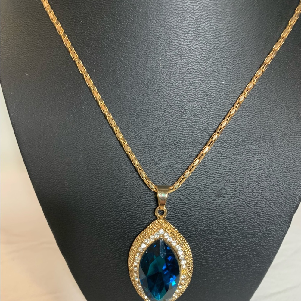 Fashion chain and big pendant.